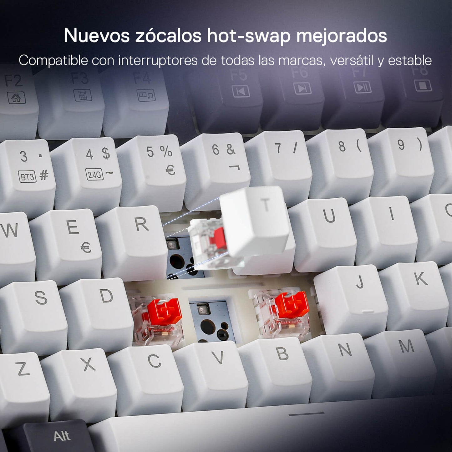 Close-up of a mechanical keyboard with hot-swap switches and text in Spanish.
