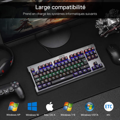Le clavier est compatible avec de nombreux systèmes (Windows XP/7/8/10/Vista, Mac OS X), montré dans un setup de jeu complet avec une manette et un casque.